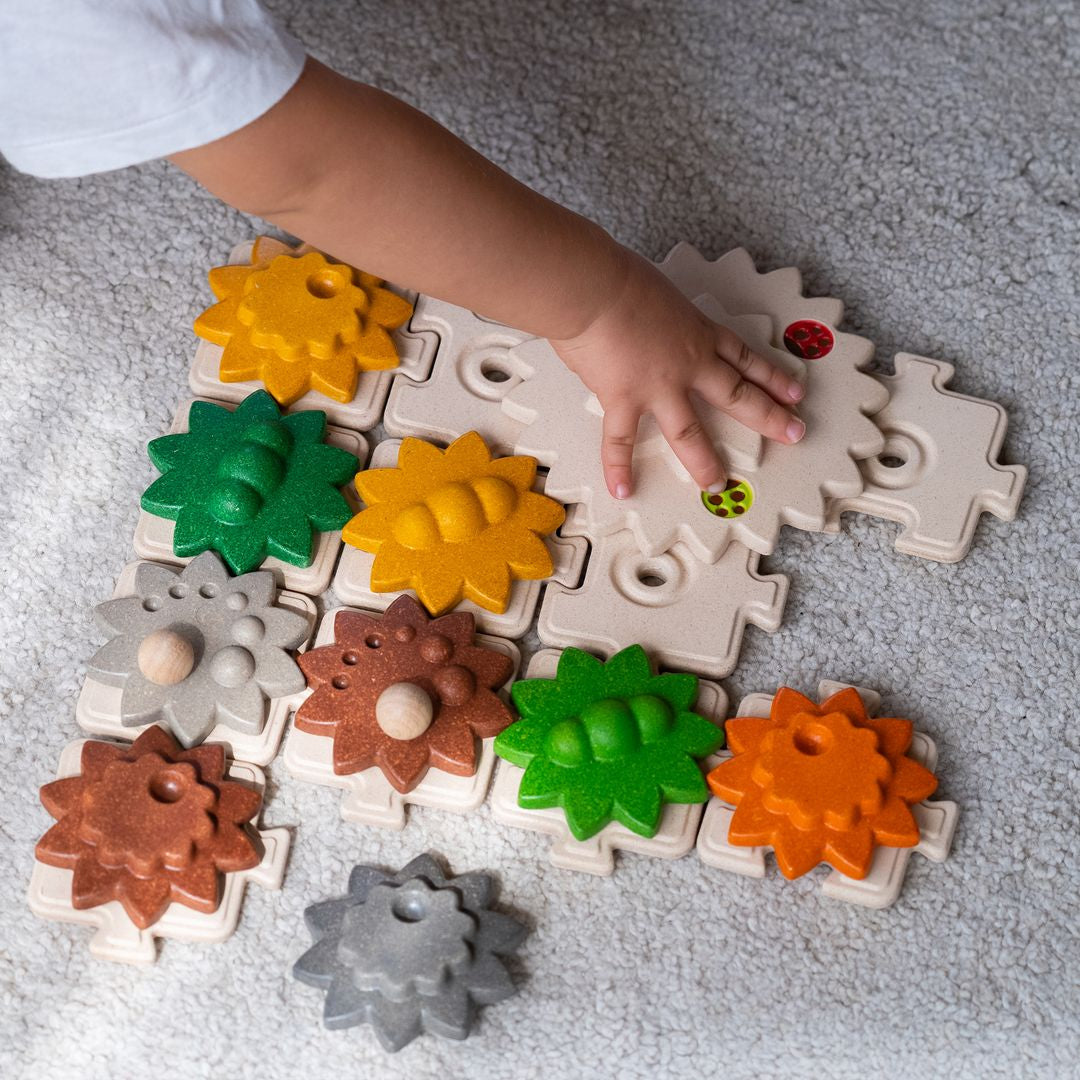 Eco-friendly wooden gear puzzle toy designed for safe, non-toxic play.