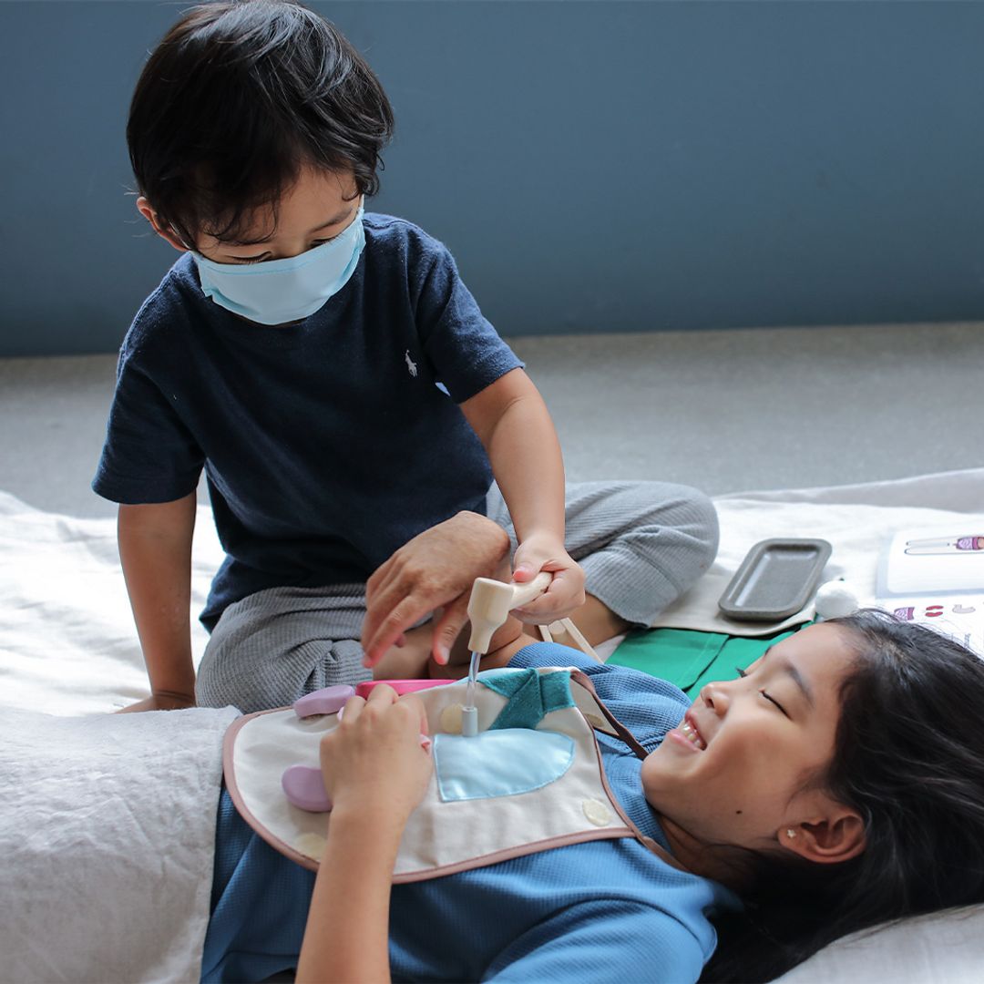 PlanToys Surgeon Set