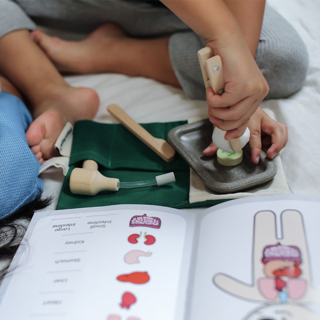 PlanToys Surgeon Set