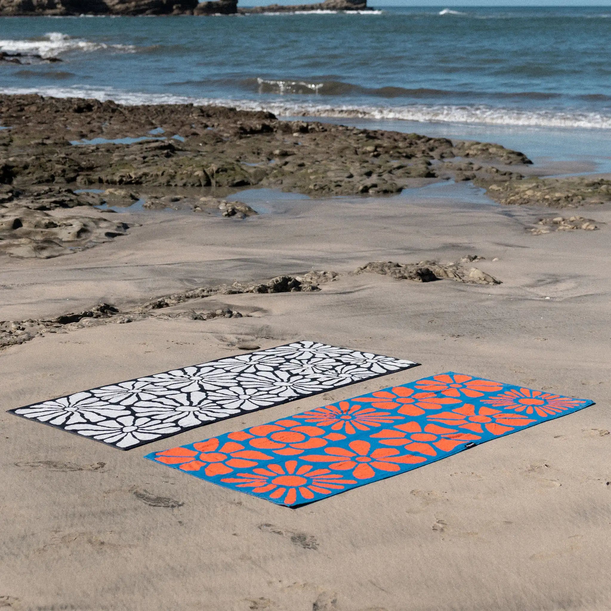 Nomadix Organic Cotton Beach Towel: Lazy Daisy Black
