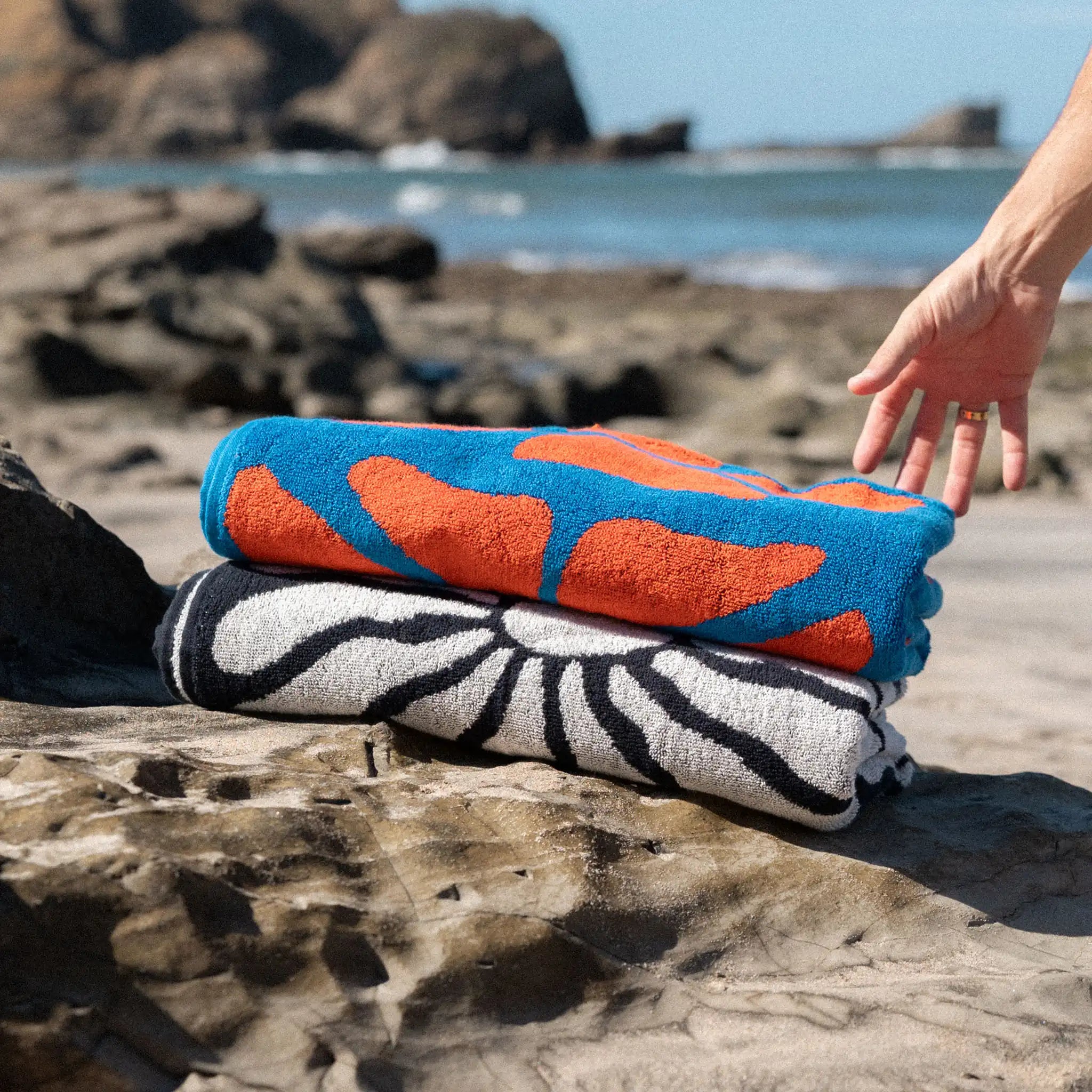 Nomadix Organic Cotton Beach Towel: Lazy Daisy Black