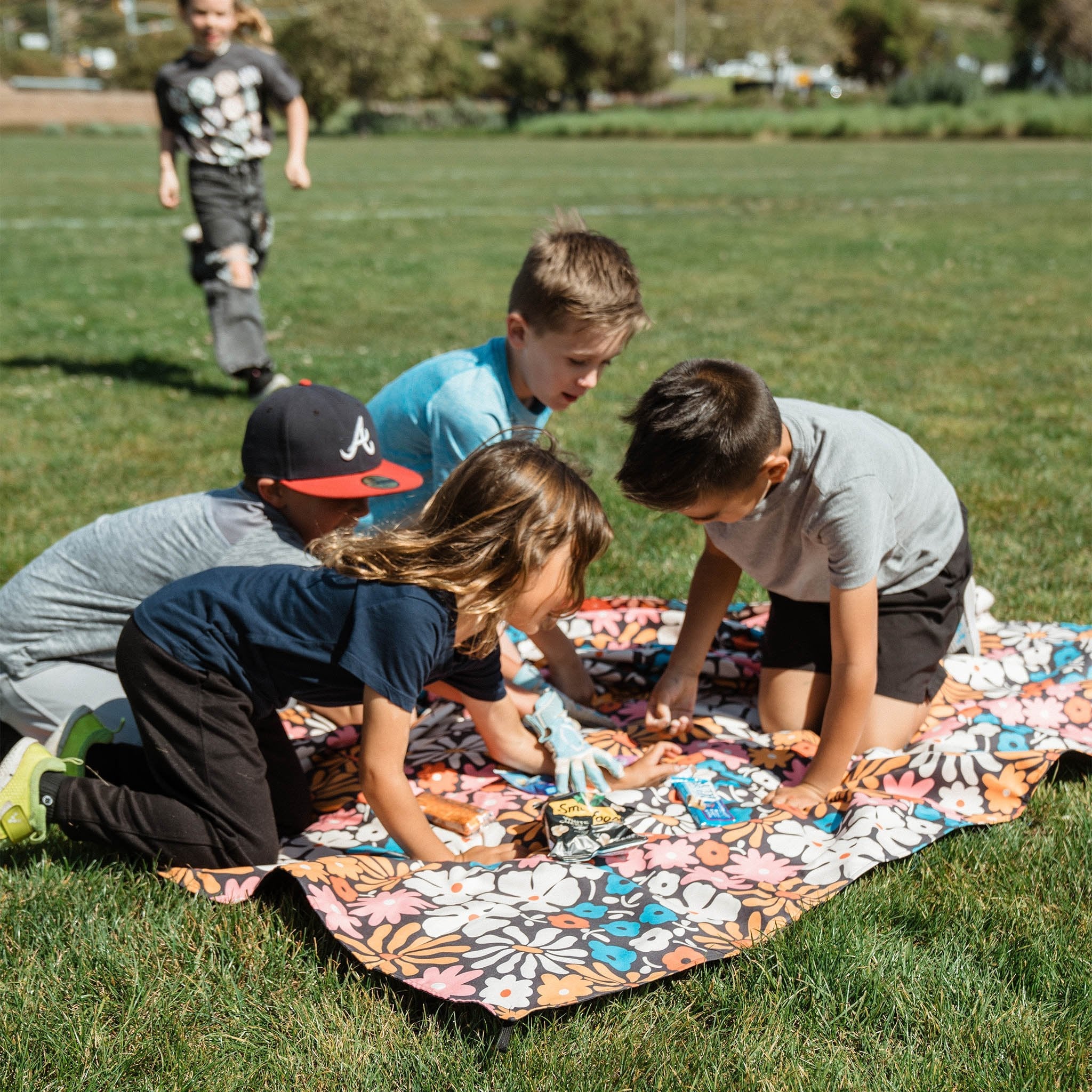 Nomadix Festival Blanket: Hula Multi