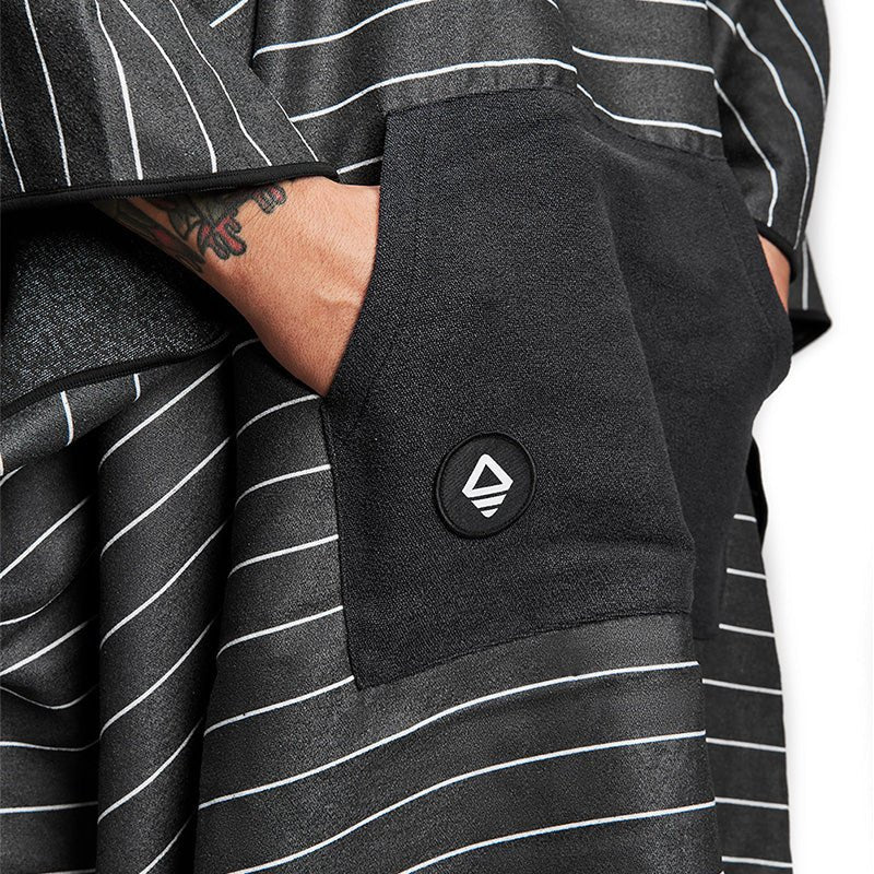 Nomadix Poncho Towel: Pinner Black