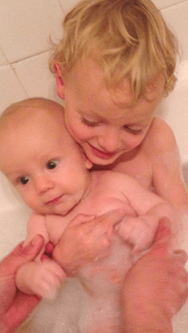 felix and wolfie in bubble bath