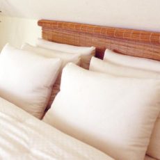 pillows_on_bed